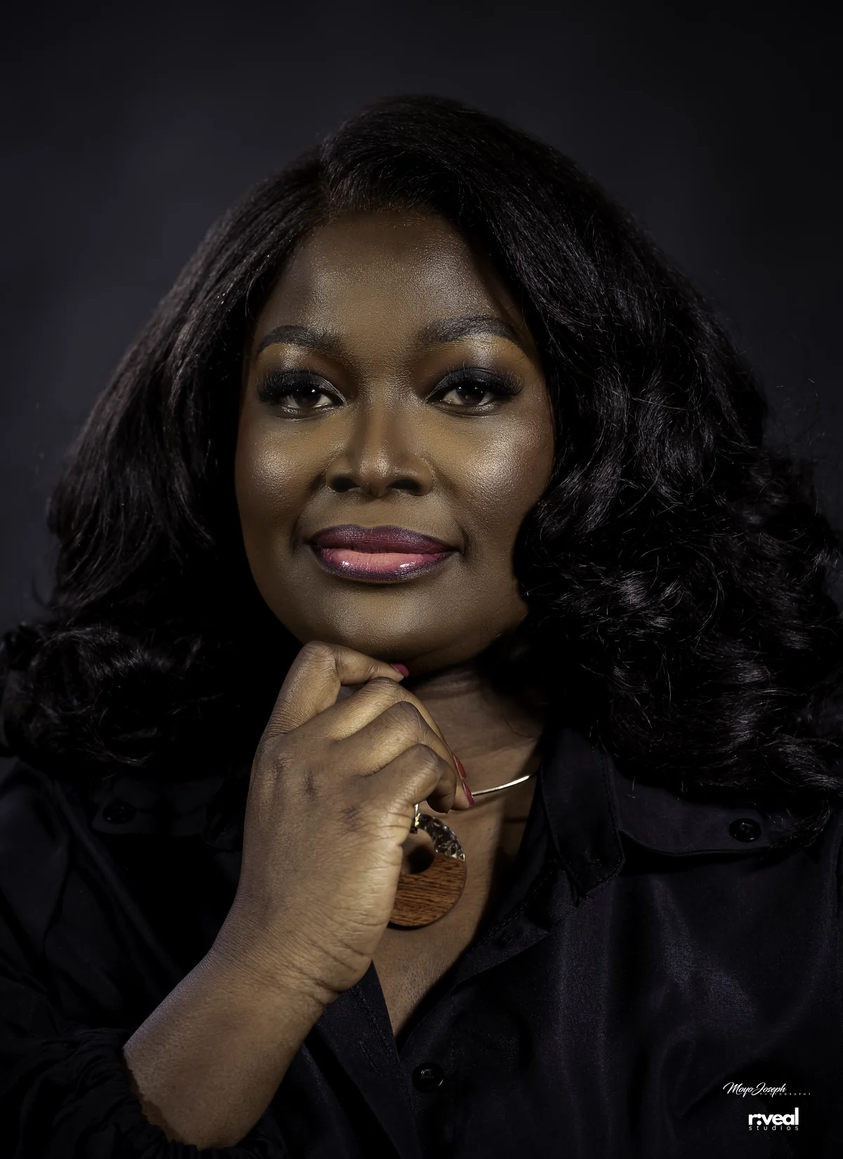 Portrait of Itee, hand resting under her chin